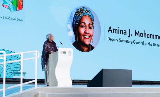 نائبة الأمين العام للأمم المتحدة أمينة محمد أثناء إلقاء كلمتها في ختام الدورة الثالثة عشرة للمنتدى الحضري العالمي في باكو، أذربيجان.